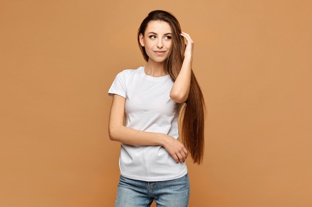 Una giovane donna in camicia bianca e blue jeans