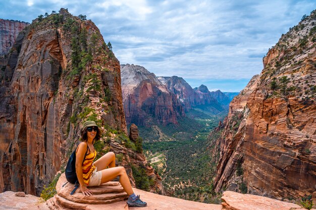 Una giovane donna in cima al trekking dell'Angels Landing Trail nel Parco Nazionale di Zion