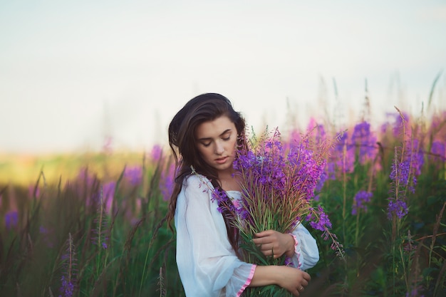 Una giovane donna in posa su un campo