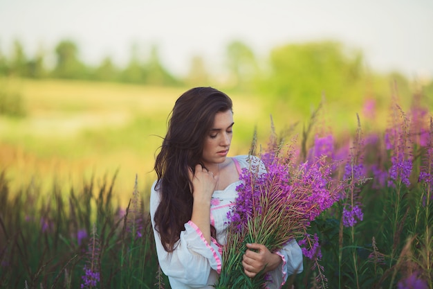 Una giovane donna in posa su un campo