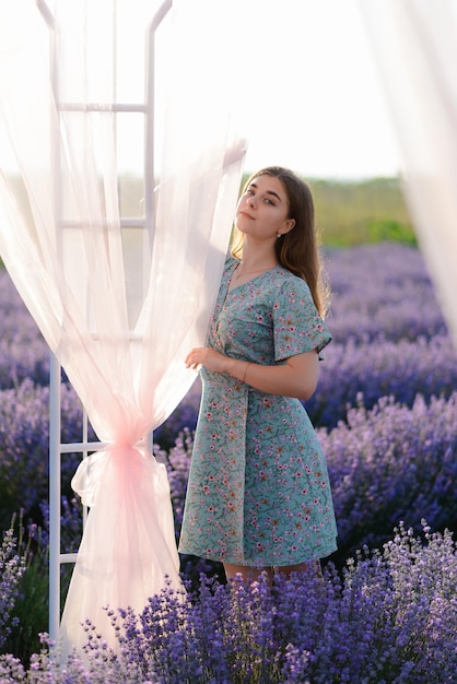 Una giovane donna in un campo di lavanda all'alba