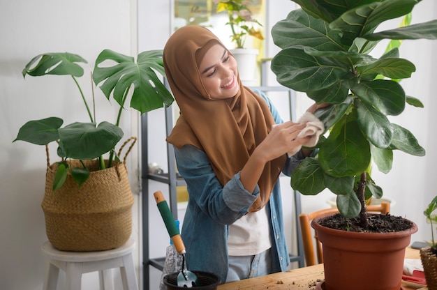 Una giovane donna musulmana felice che si gode e si rilassa attività di svago in giardino a casa at