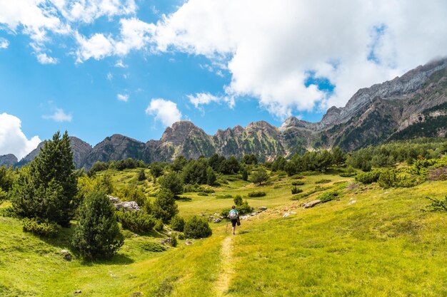 Una giovane donna nel trekking che sale la montagna verso l'arco della Piedrafita Alto Gallego Huesca Aragona