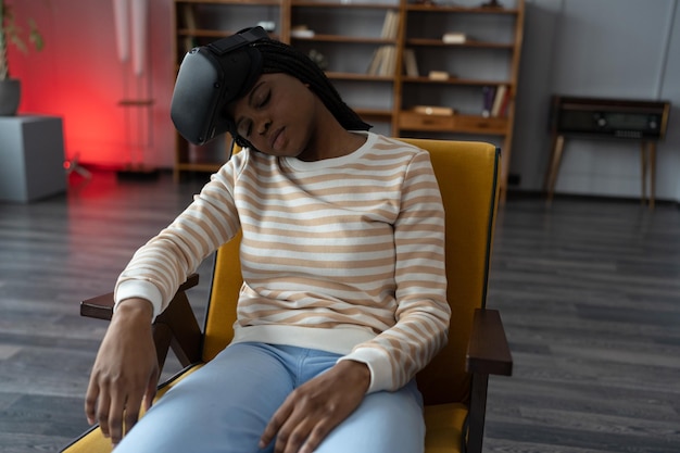 Una giovane donna nera ha rimosso gli occhiali per la realtà virtuale e si è addormentata dopo aver visto una serie in poltrona
