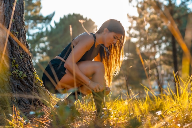 Una giovane donna seduta in una foresta