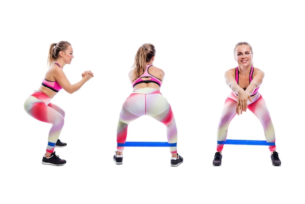 Una giovane donna si accovaccia con un elastico sulle gambe Sorridente donna di bellezza in abiti sportivi luminosi Attività sport e salute A tutta altezza Isolato su sfondo bianco Vista laterale anteriore e posteriore Collage