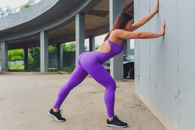 Una giovane donna si sta preparando per gli sport all'aria aperta.