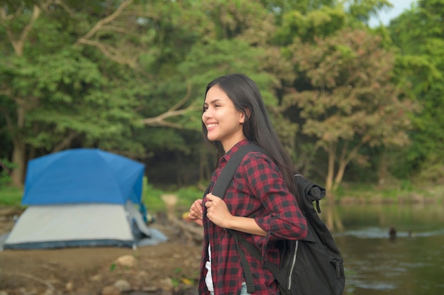 Una giovane donna sta godendo con la natura, le vacanze e il concetto di viaggio