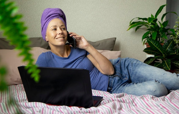 una giovane donna sta lavorando al computer