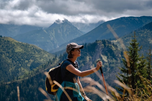 Una giovane donna sta scalando una montagna