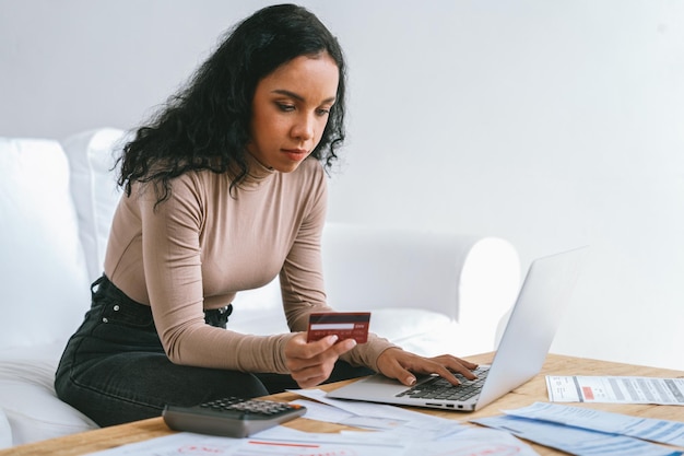 Una giovane donna stressata ha problemi finanziari con il debito della carta di credito per pagare il concetto cruciale di cattivo denaro personale e crisi di gestione dei pagamenti dei mutui