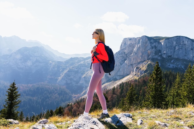 Una giovane donna sullo sfondo delle montagne Escursionismo Stile di vita attivo