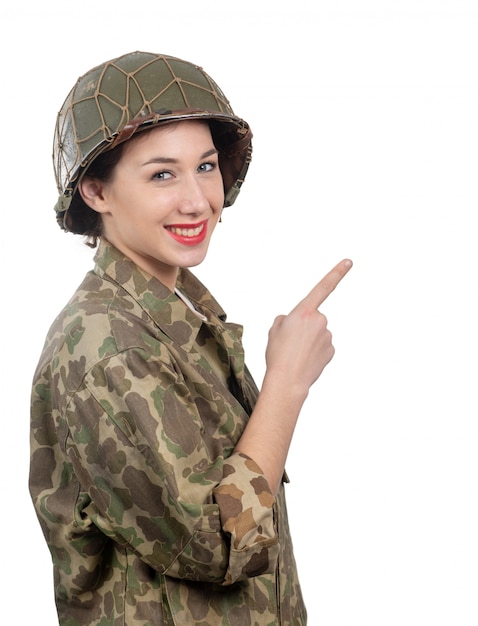 Una giovane donna vestita in uniforme militare americana ww2 che mostra insegna vuota vuota