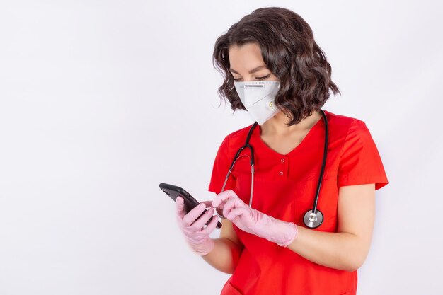 Una giovane dottoressa utilizza un'app mobile per consultare in remoto un paziente malato online