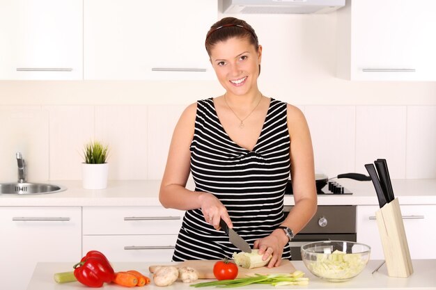 una giovane e bellissima moglie che lavora in una cucina moderna