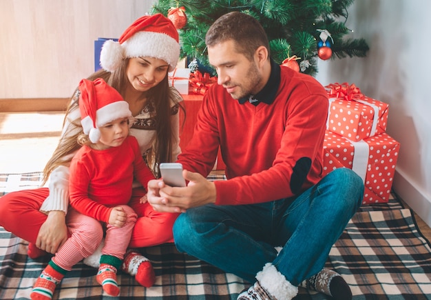 Una giovane famiglia che celebra le vacanze a casa