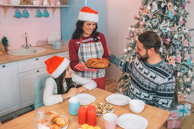 Una giovane famiglia che celebra le vacanze a casa