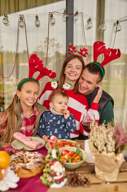 Una giovane famiglia che festeggia il Natale nella casa di campagna