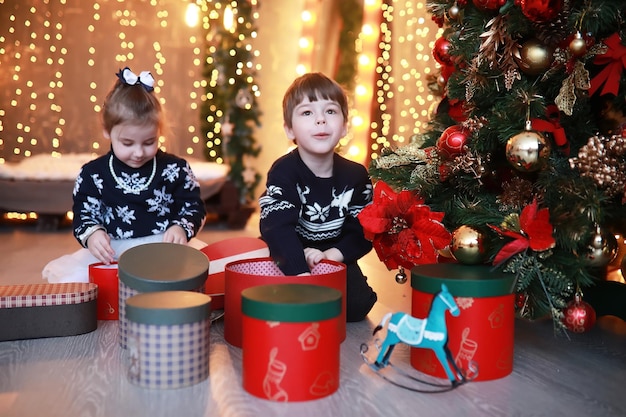 Una giovane famiglia con bambini decora la casa per le vacanze di Capodanno Aspettando il nuovo anno