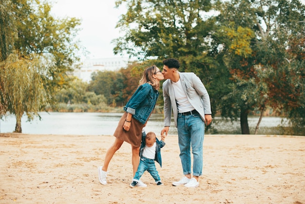 Una giovane famiglia con un bambino piccolo che si diverte insieme nel parco
