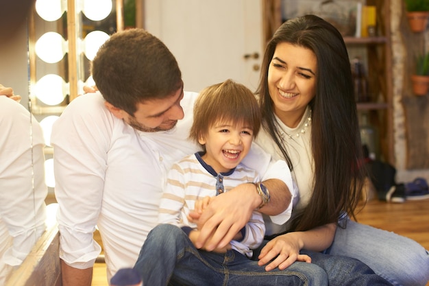 Una giovane famiglia dell'Asia centrale