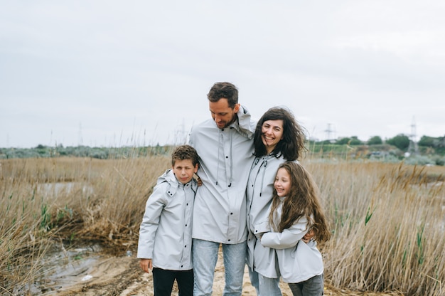 una giovane famiglia si diverte vicino al mare su uno sfondo di barca