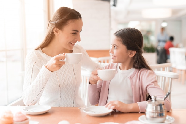 Una giovane famiglia si riunì in un caffè.