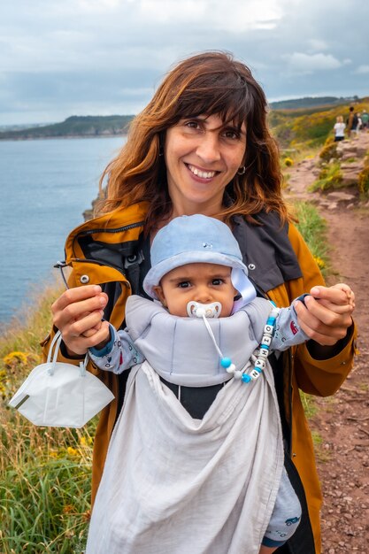 Una giovane madre con il suo bambino al Phare Du Cap Frehel è un faro marittimo a Cotes-dÃÂ‚Ã‚Â´Armor (Francia). Sulla punta di Cap Frehel