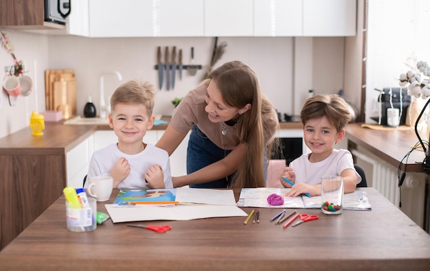 Una giovane madre e i bambini in età prescolare fanno i compiti