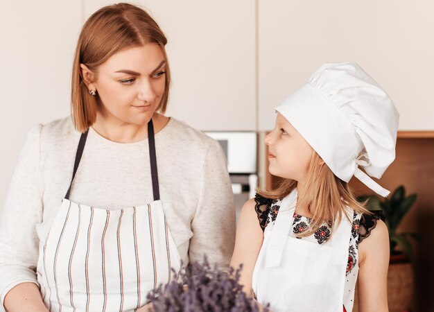 Una giovane madre e la sua piccola figlia trascorrono del tempo insieme in cucina.