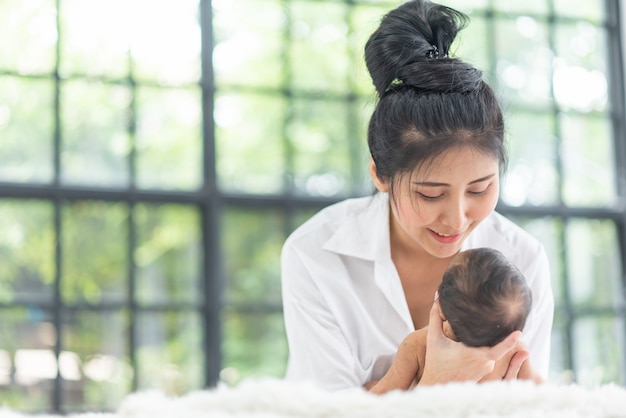 Una giovane madre porta un bambino