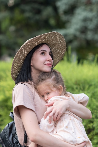 Una giovane madre tiene in braccio la sua piccola figlia e le dice qualcosa Festa della mamma