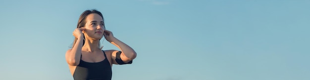 Una giovane ragazza atletica magra in abbigliamento sportivo esegue una serie di esercizi.