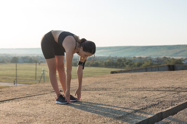 Una giovane ragazza atletica snella in abbigliamento sportivo con stampe di pelle di serpente esegue una serie di esercizi Fitness e stile di vita sano