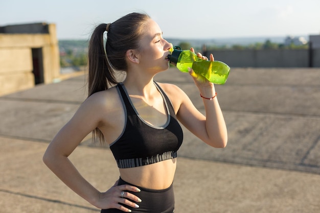 Una giovane ragazza atletica snella in abbigliamento sportivo esegue una serie di esercizi Fitness e stile di vita sano