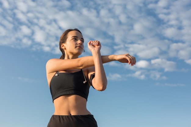 Una giovane ragazza atletica snella in abbigliamento sportivo esegue una serie di esercizi Fitness e stile di vita sano