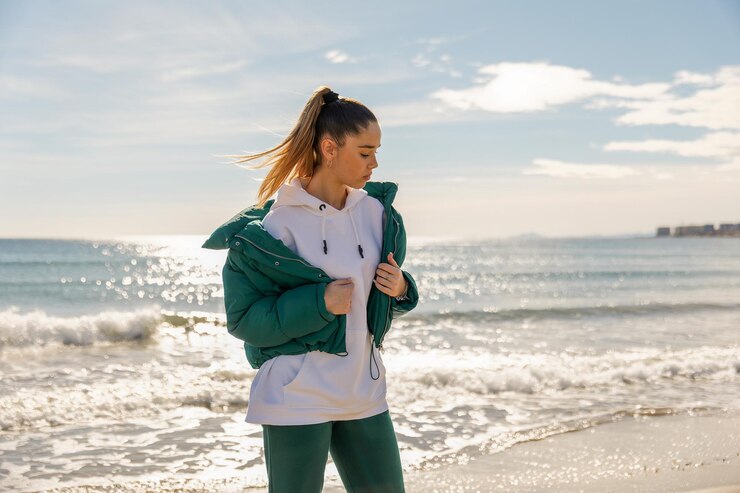 Una giovane ragazza atletica sullo sfondo del mare
