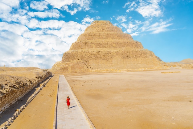 una giovane ragazza che cammina nella piramide a gradoni di djoser