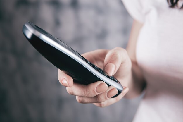 Una giovane ragazza con un telefono in mano