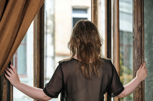 Una giovane ragazza dai capelli castani piuttosto attraente