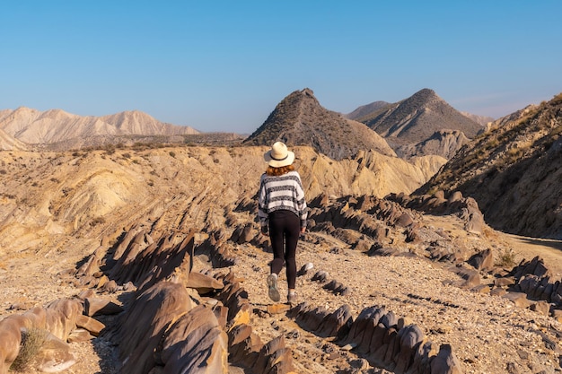 Una giovane ragazza escursionista con un cappello che visita i paesaggi di Colas de Dragon nel deserto di Tabernas, provincia di AlmerÃƒÂƒÃ‚Âa, Andalusia. Trekking nel deserto, stile di vita