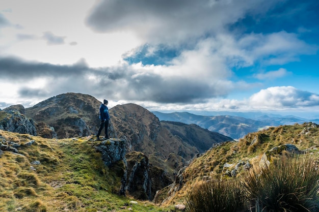 Una giovane ragazza in cima alla montagna di Aiako Harria guardando il paesaggio