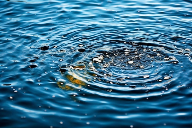 Una goccia d'acqua è nell'acqua e l'acqua è blu.