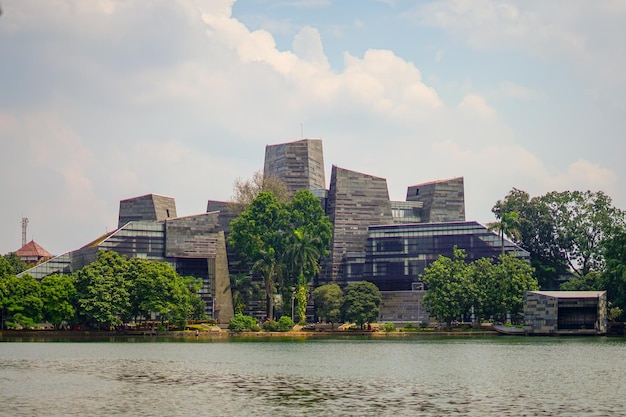 Una grande biblioteca in un campus e un lago di fronte