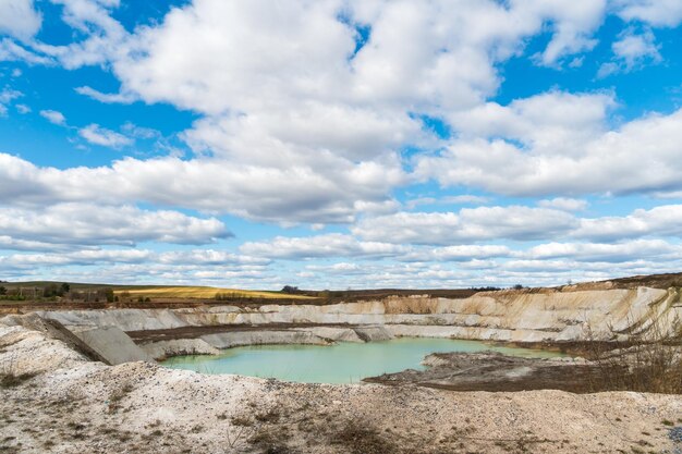 Una grande cava di sabbia e un lago Una vecchia cava abbandonata allagata Estrazione di sabbia e pietra per applicazioni industriali