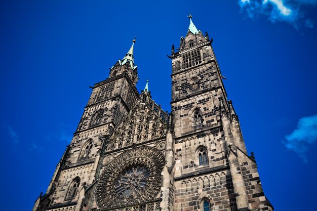 Una grande chiesa con un cielo azzurro sullo sfondo