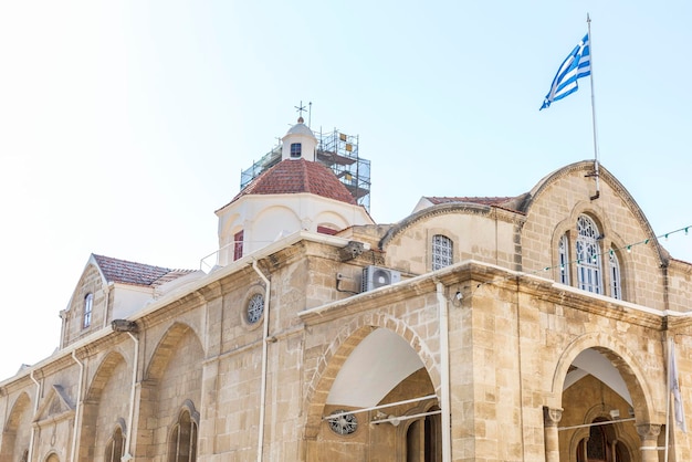 Una grande chiesa greco-ortodossa contro un cielo blu chiaro Religione e cultura