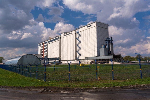 Una grande fabbrica per la lavorazione del grano.