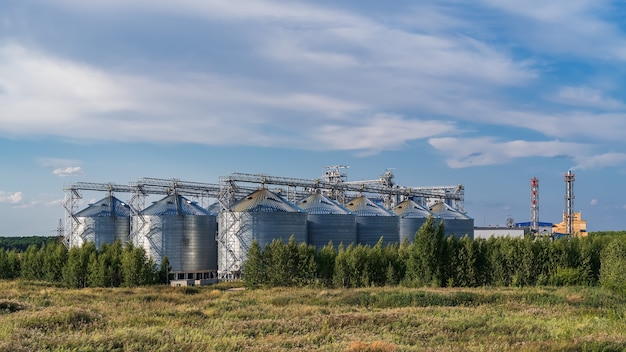 Una grande fabbrica per la produzione di malto