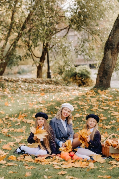 Una grande famiglia in un picnic in autunno in un parco naturale Persone felici nel parco autunnale